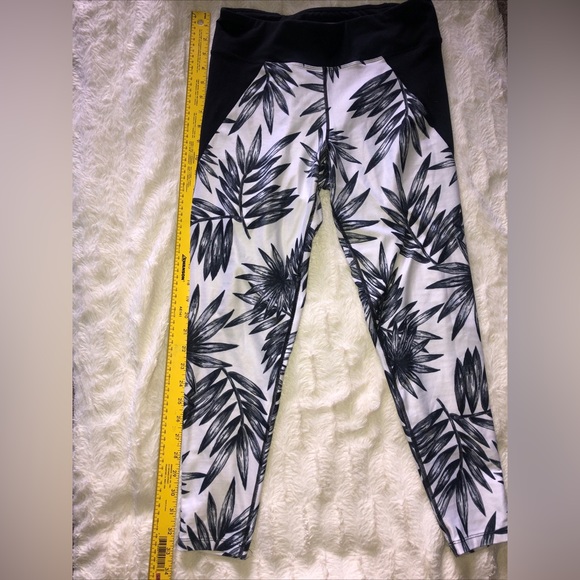 Betsy Johnson performance Leggings.  White with pretty black palm print sz- L - Picture 5 of 8